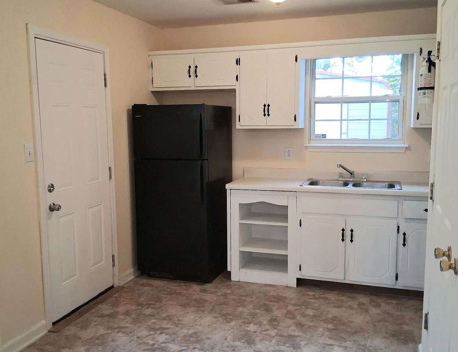 3 bed, 1.5 bath, 1050 sqft, $1,300 — Photo 4