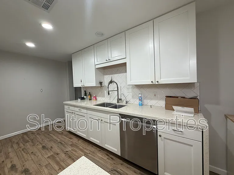 2514 E Fairmount Ave — Photo 6