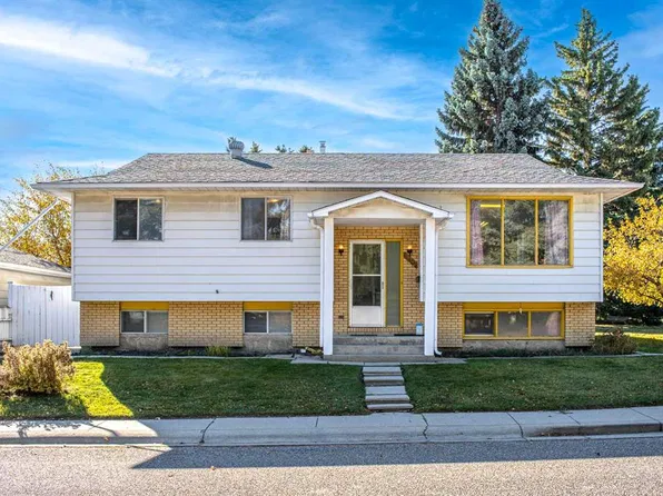 11407 W Southdale Close SW, Calgary, AB T2W 2N3