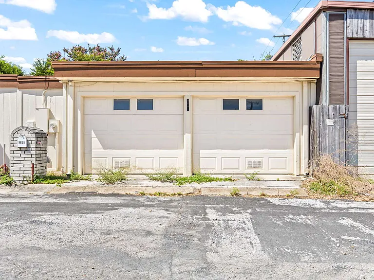 5801 Royal Ridge Dr — Photo 23
