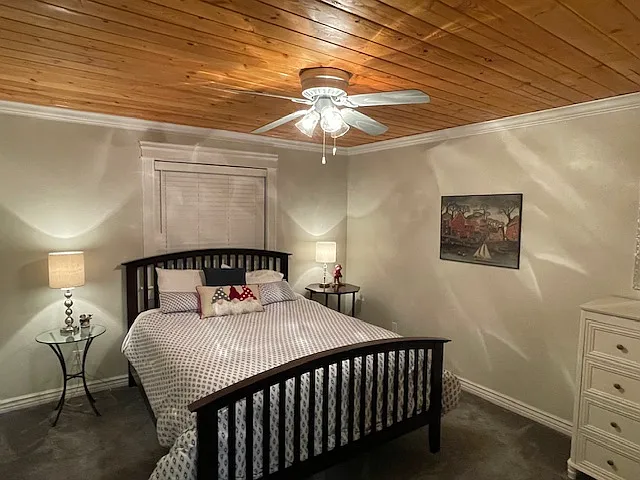 Queen middle bedroom
