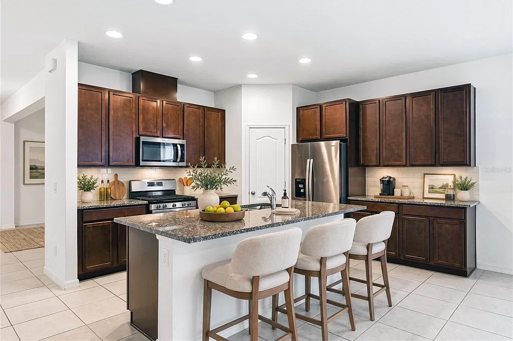 3 bed, 2.0 bath, 1979 sqft, $2,900 — Photo 4