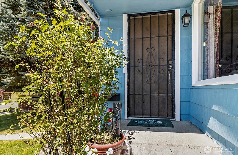 3rd image of 2423 Chestnut Street