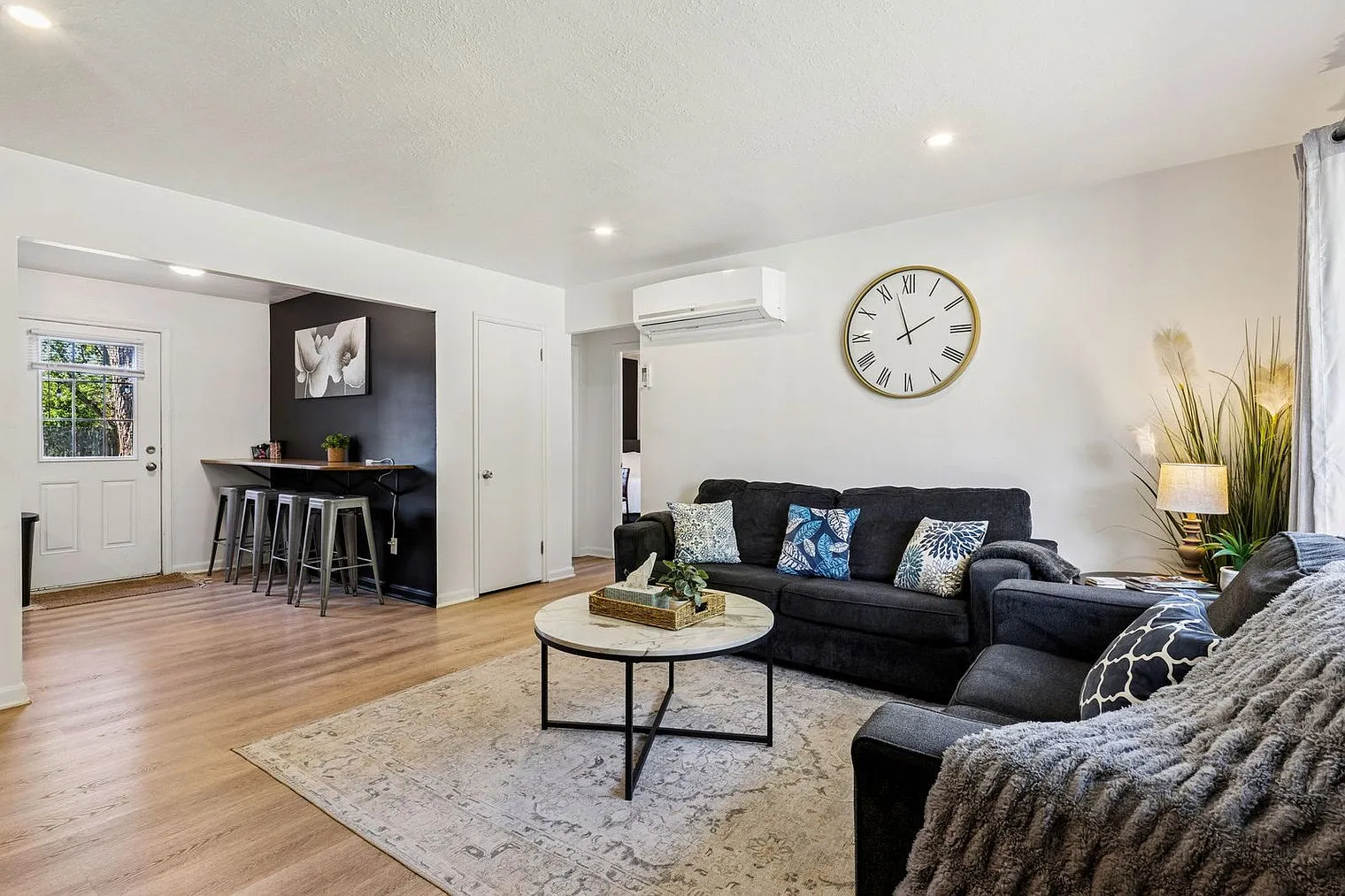 2 bed, 1.0 bath, 850 sqft, $1,968 — Photo 3