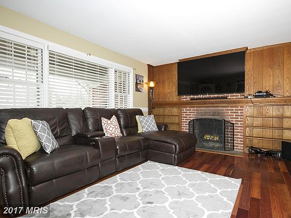 Living Room w/fireplace