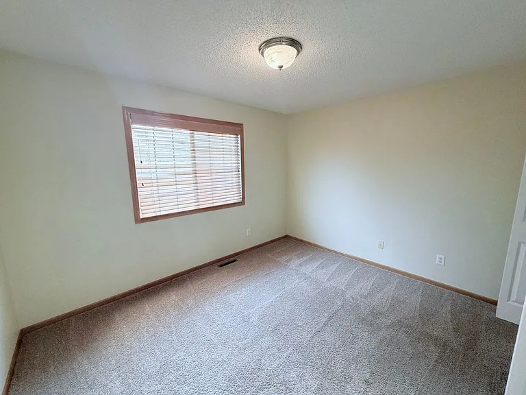 10800 Hawthorn Trl #E — Photo 22