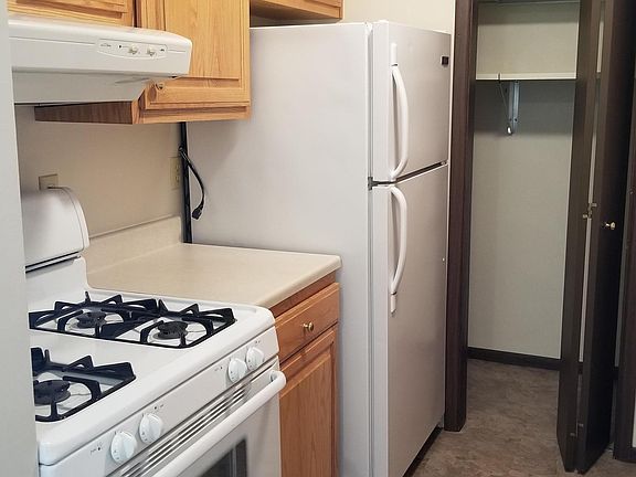Kitchen w/ large pantry