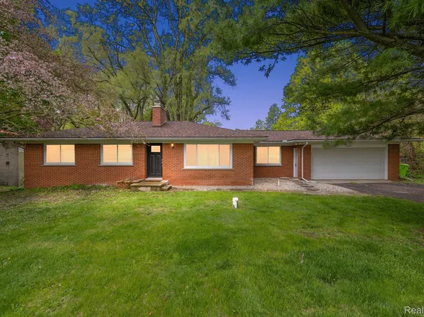 1090 S Williams Lake Rd, White Lake, MI 48386