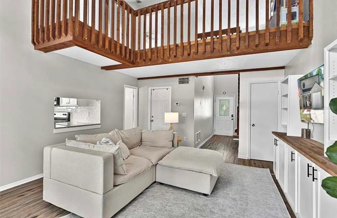 2 bed, 1039 sqft, $2,300 — Photo 3