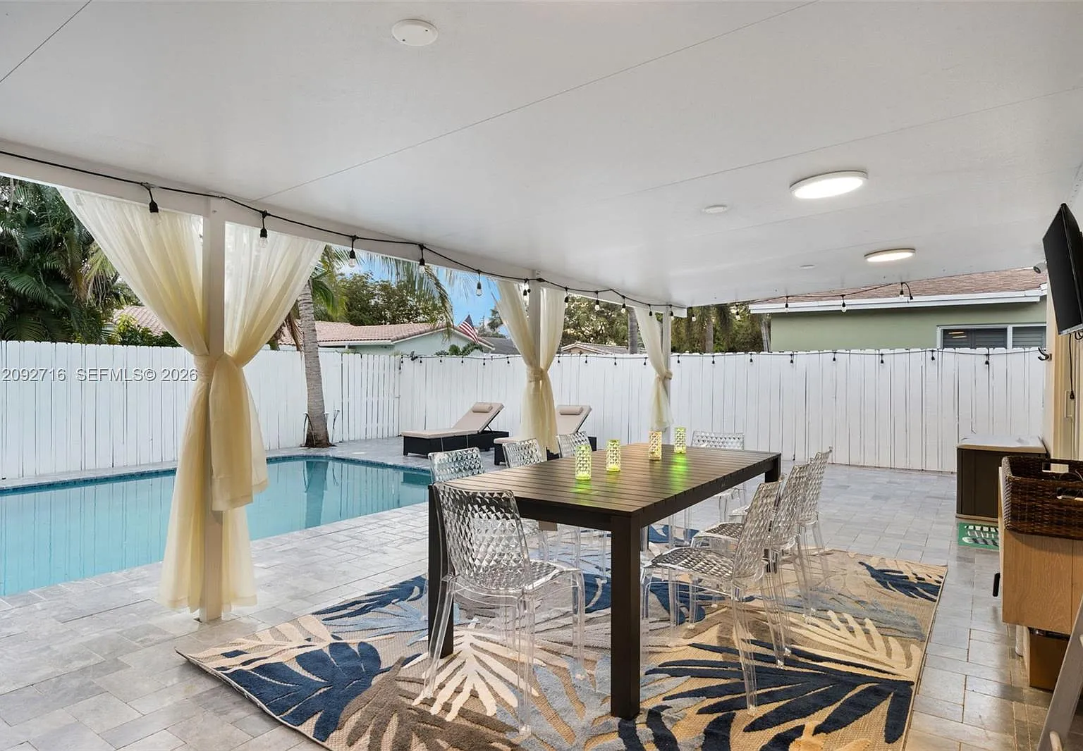 3 bed, 2.0 bath, 1481 sqft, $5,990 — Photo 2