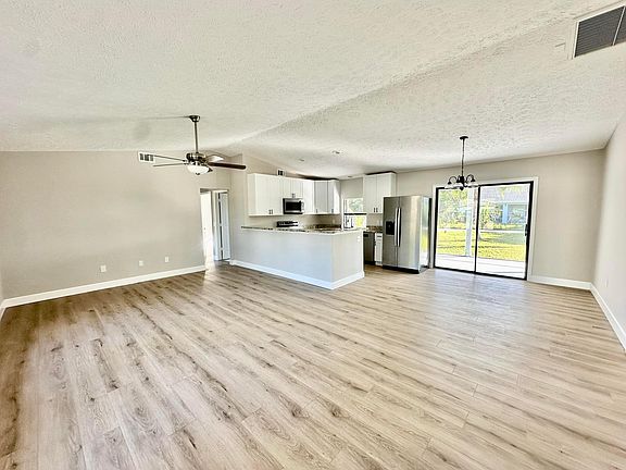 4th image of 498 NW Archer Avenue