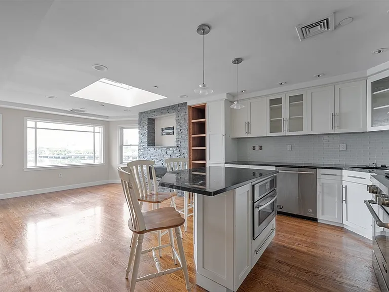 25 Bay State Rd #6 — Photo 5