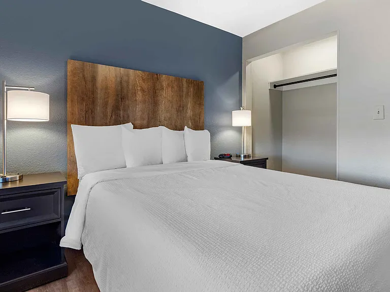 1 Bedroom Suite - 1 King Bed