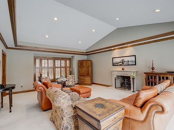 3rd image of 882 Squire Oaks Dr