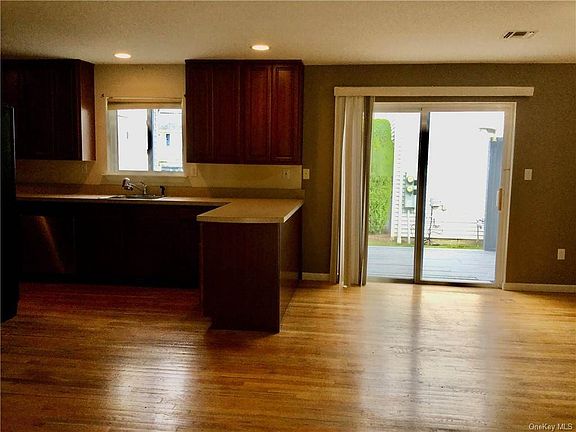 4th image of 205 Tamerisk Ln