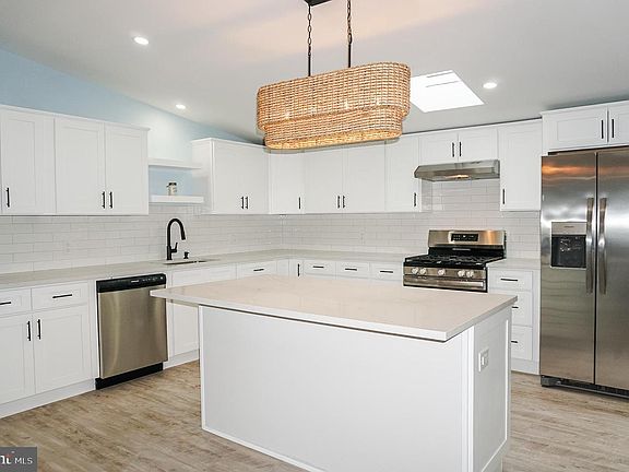 3rd image of 6 Devon Ln #45324