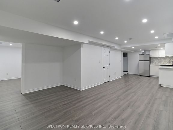 4th image of 22 Lanterna Cres #Basement
