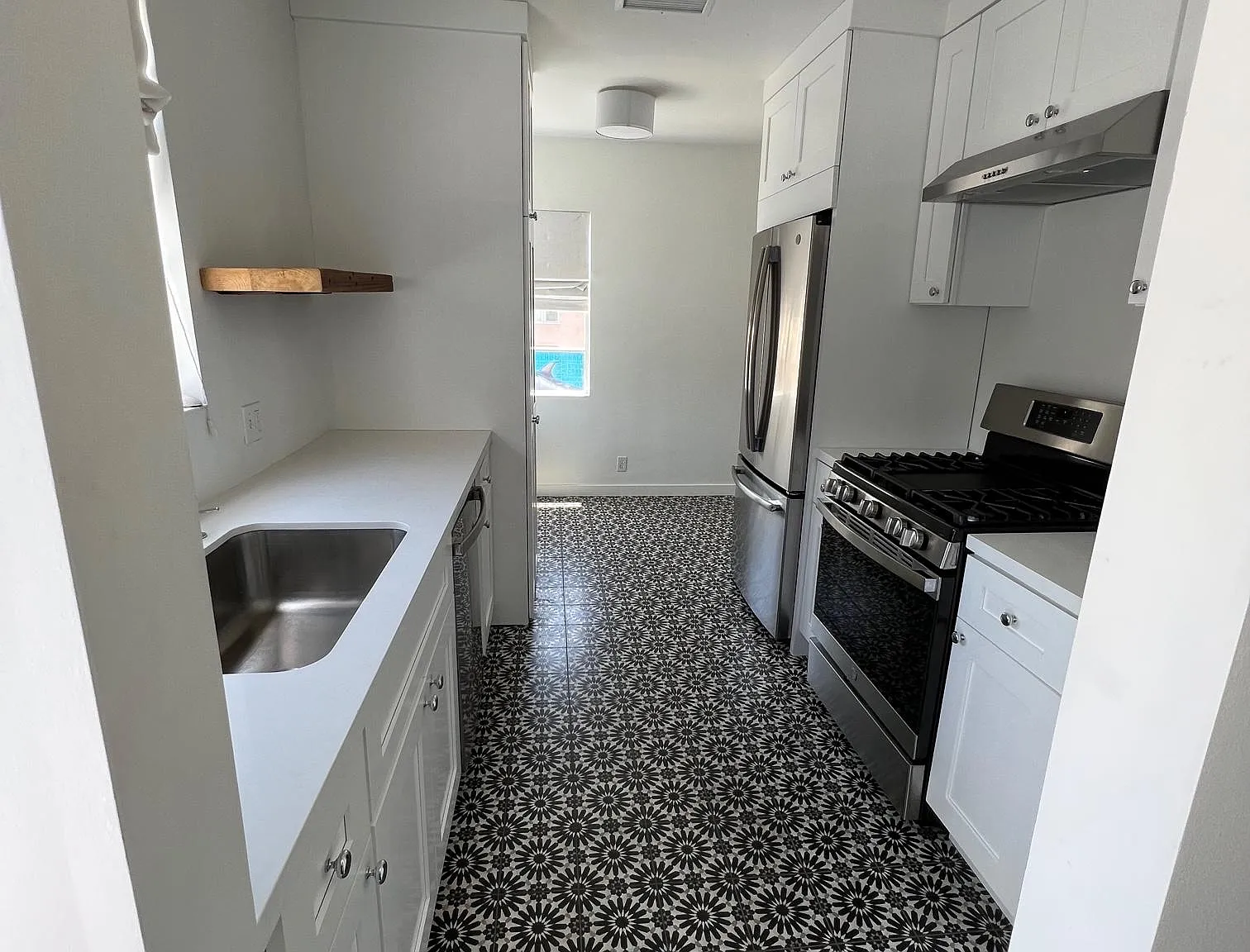 151 W Channel Rd — Photo 2