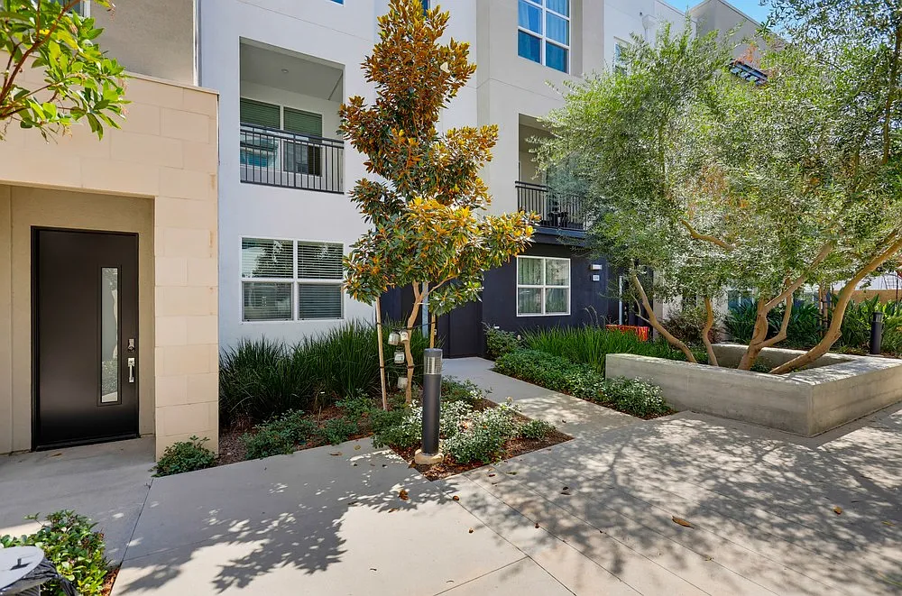 3 bed, 3.5 bath, 1895 sqft, $5,200 — Photo 2