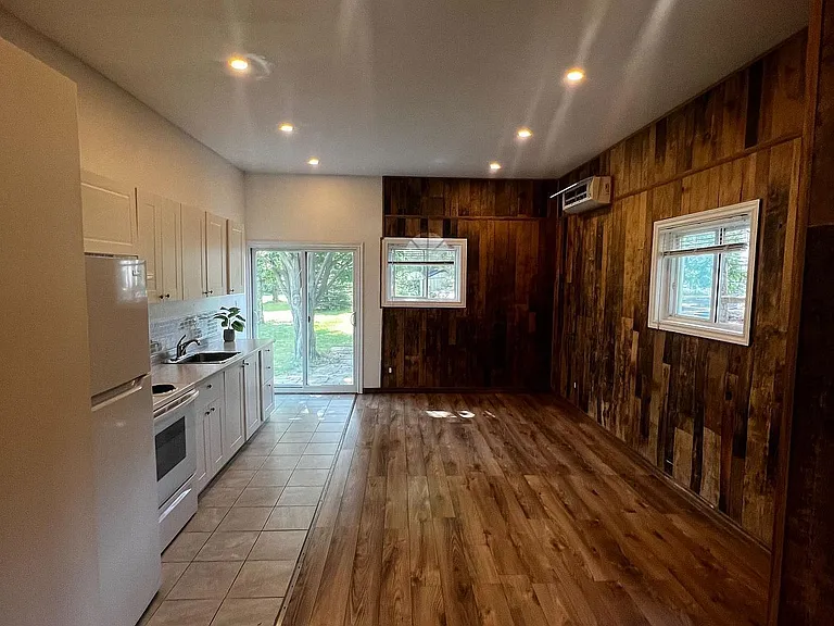 16632 York Durham Line N #GARAGE — Photo 4