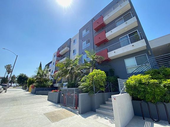 3rd image of 5026 Rosewood Ave #500