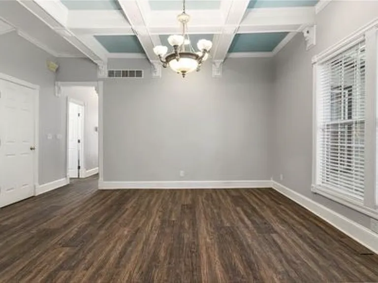 810 W Truman Rd — Photo 12
