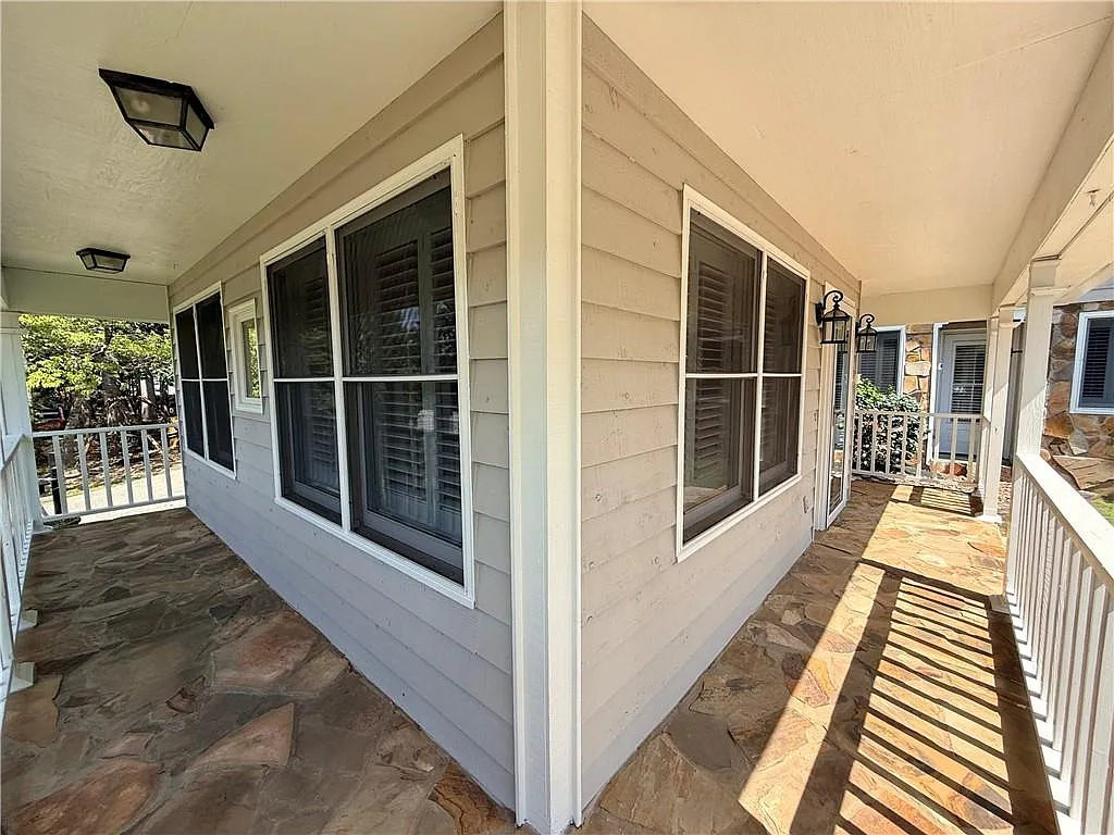 3 bed, 3.0 bath, 3369 sqft, $2,500 — Photo 4