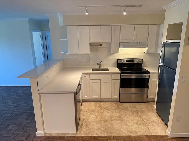 1535 E Putnam Ave #408 — Photo 7
