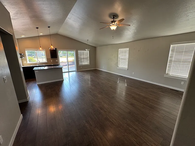 629 E Ionia Dr — Photo 8