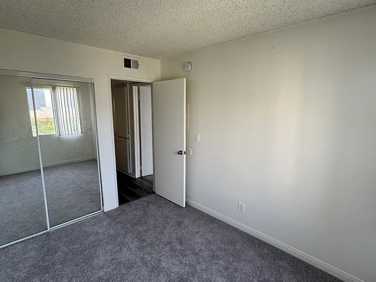 1247 N June St — Photo 15