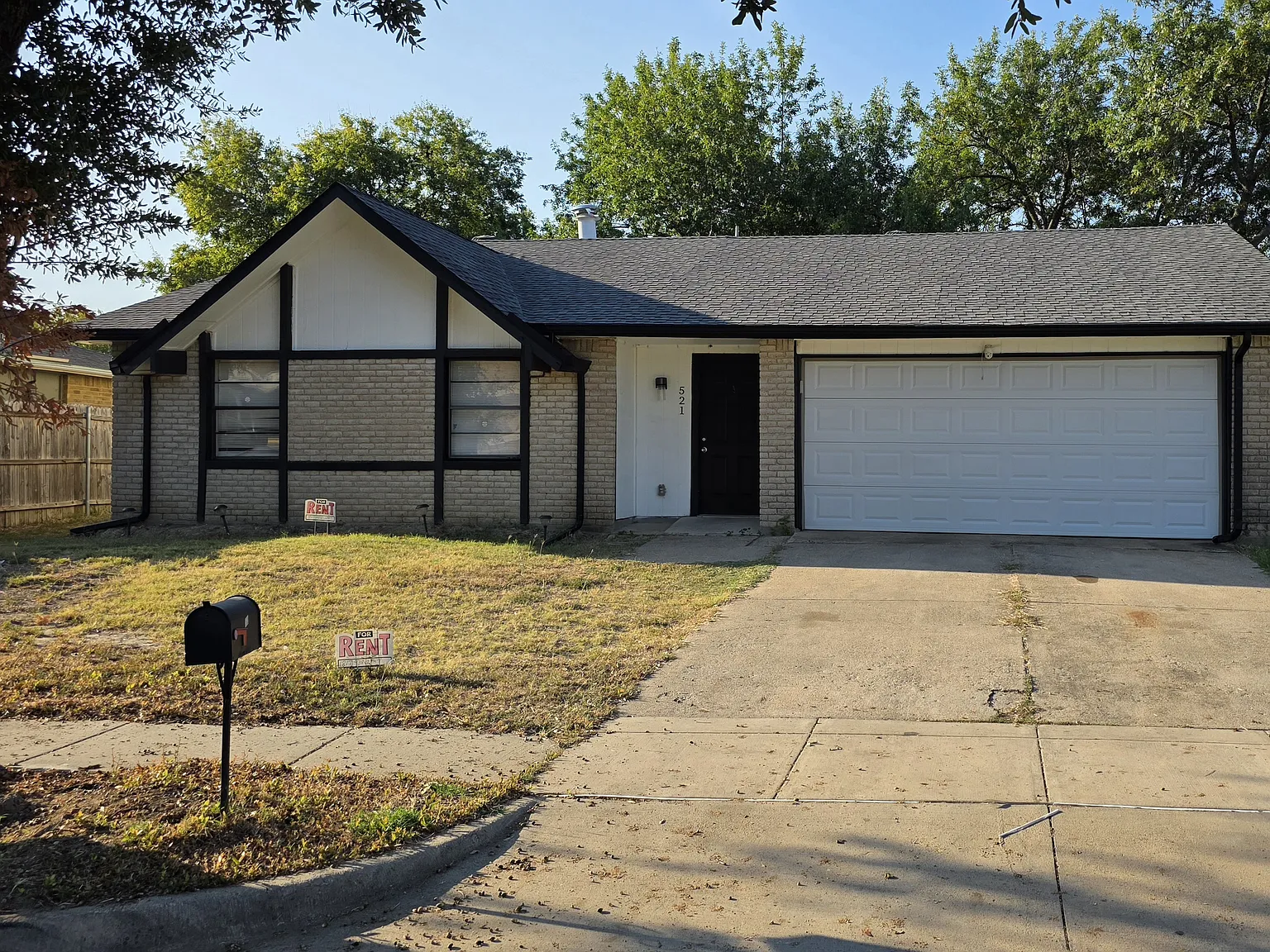521 Parkvale Ln — Photo 1