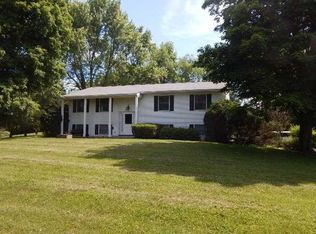 8 Bobolink Ln, Salt Point, NY 12578