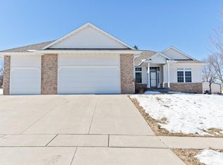 145 Oak Park Dr, Robins, IA 52328