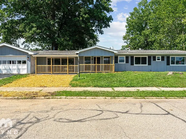 10 Oakwood Dr — Photo 1