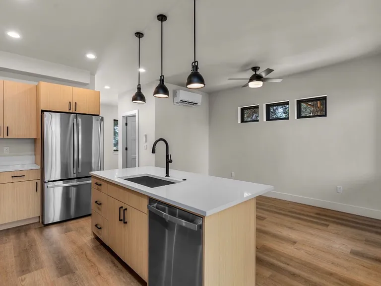 2548 SW Yew Ave #A — Photo 6
