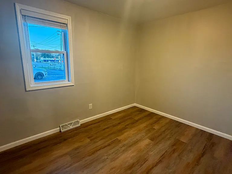 2317 Glendale Ave — Photo 3