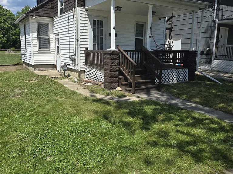 1119 W 41st St — Photo 1