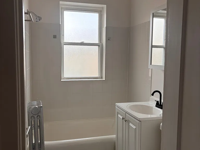 Medium Studio Bathroom