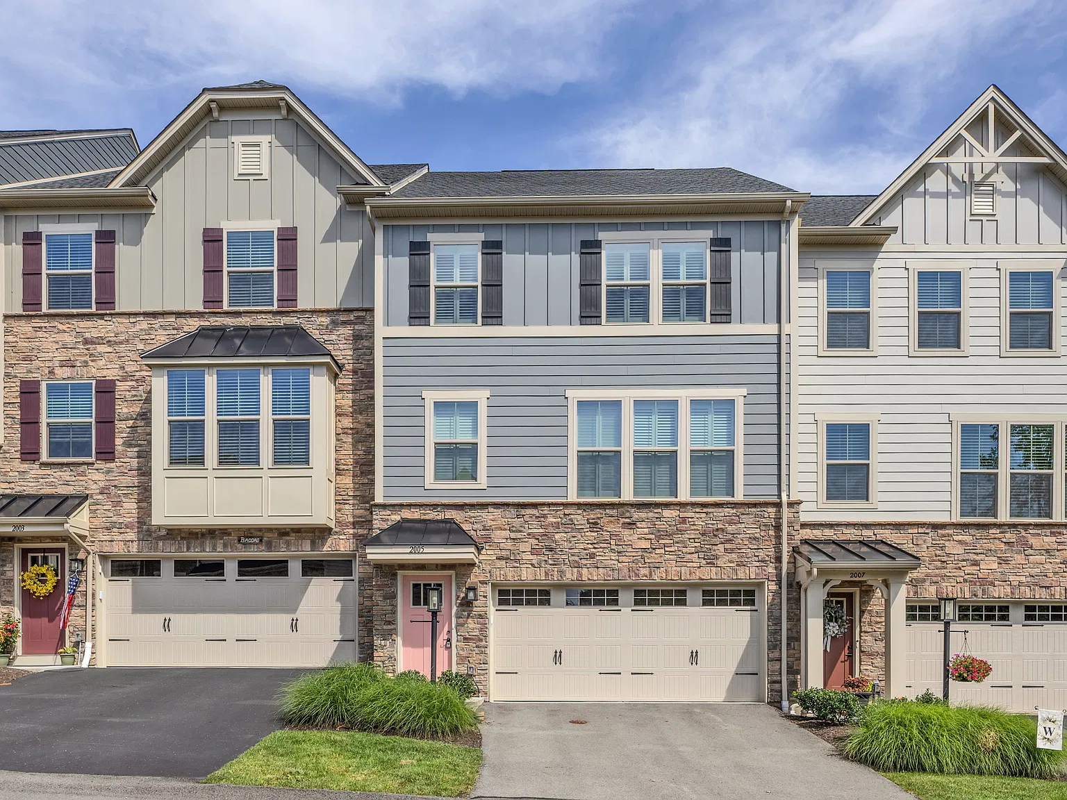 3 bed, 2.5 bath, 2100 sqft, $2,700 — Photo 1