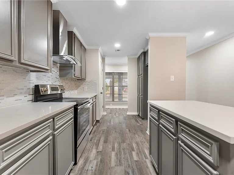 4937 Holmes Dr — Photo 8