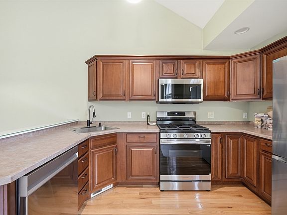 4th image of 166 Brookfield Ln #166