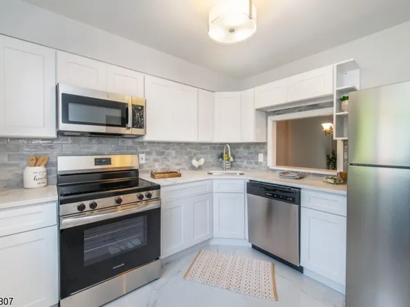 606 Stonegate Ln, Stanhope Boro, NJ 07874