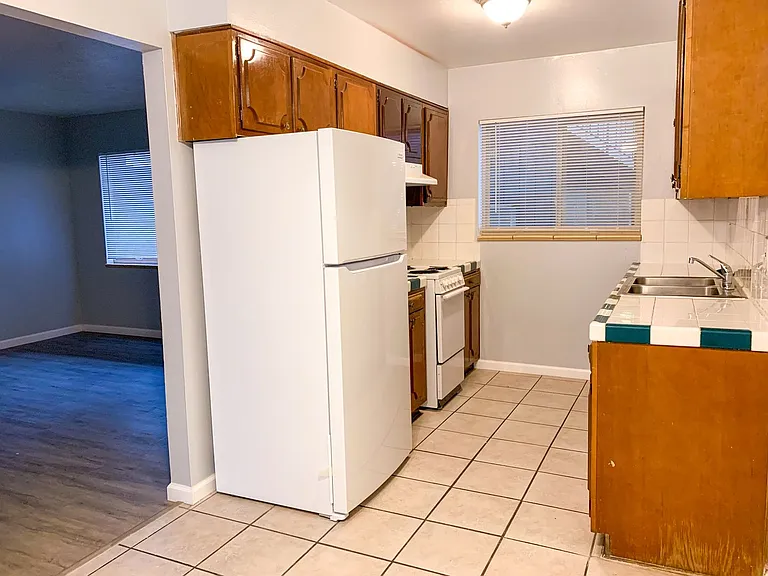 Large One-Bedroom Units Near Nob Hill — Photo 7