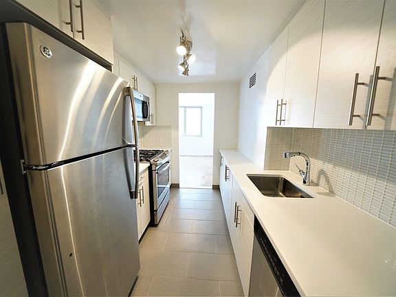4th image of 160 E 84th St APT 15C