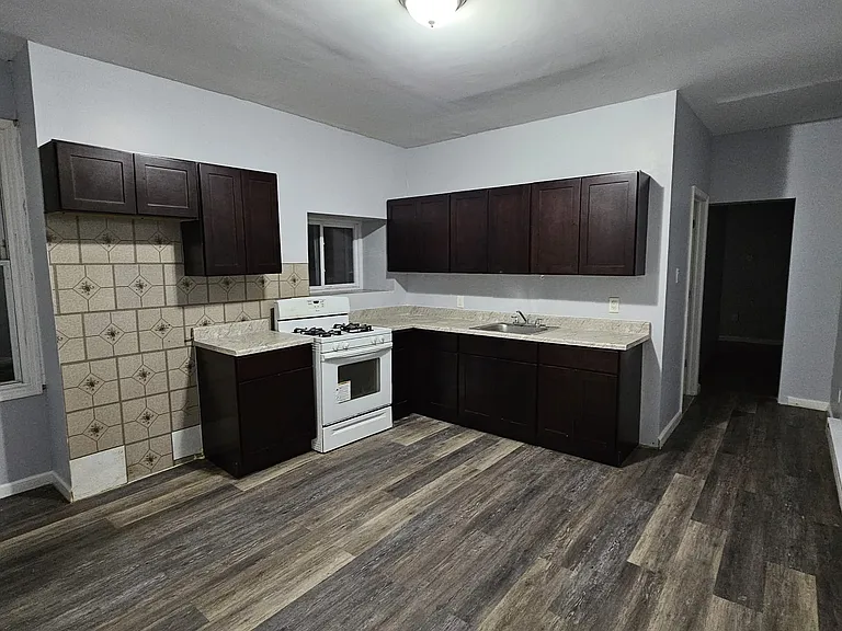961 Grove St #2R — Photo 2