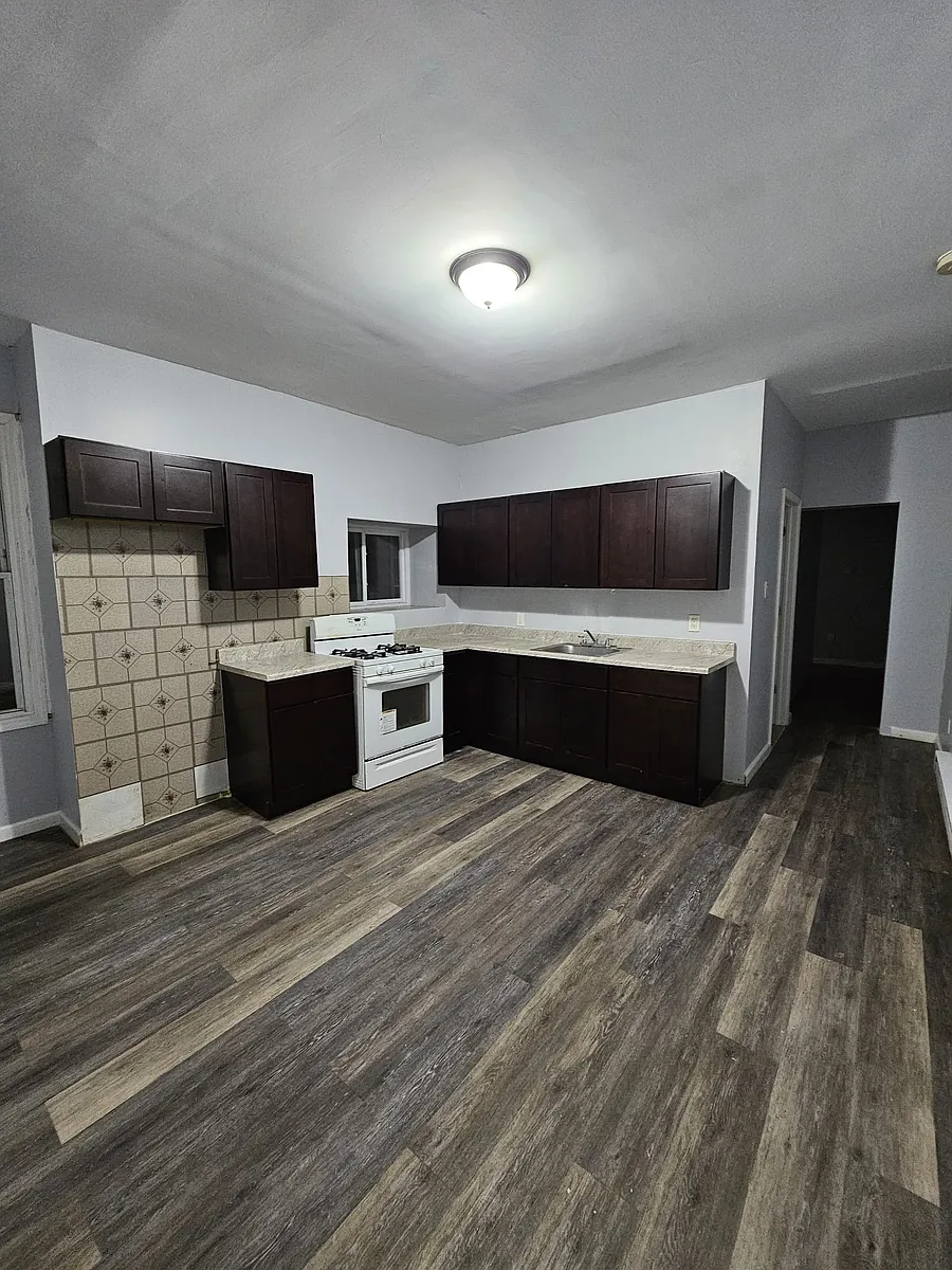 Building Photo - 961 Grove St #2R