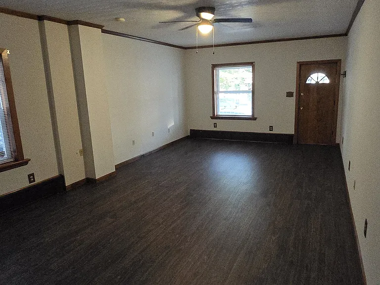 325 W Spring St — Photo 7