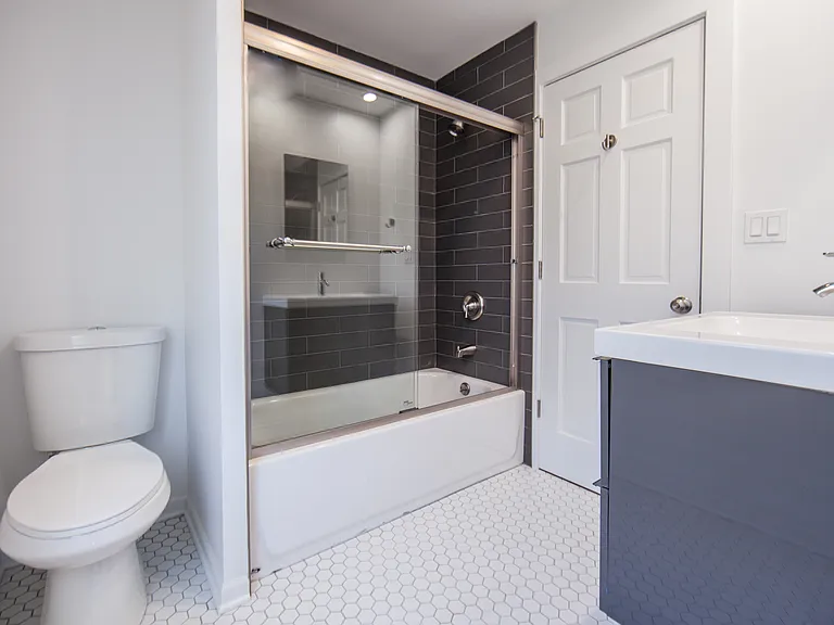 1641 W 18th St #2R — Photo 7