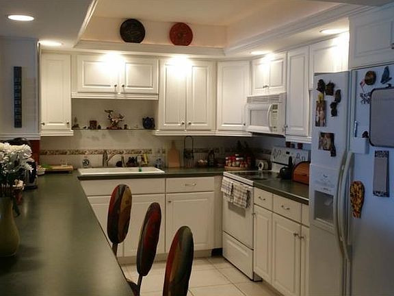 2nd image of 100 Bluff View Dr APT 606C
