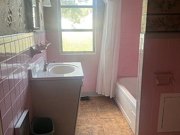 Downstairs full bathroom